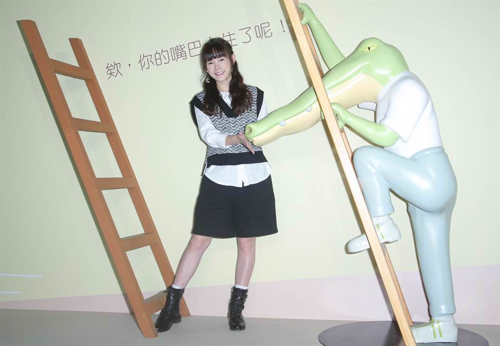 吳心緹欣賞「Keigo展-我的生活不可能那麼壞」展覽。（吳松翰攝）