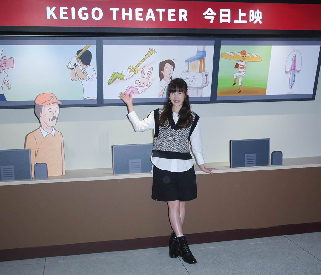 吳心緹欣賞「Keigo展-我的生活不可能那麼壞」展覽。（吳松翰攝）
