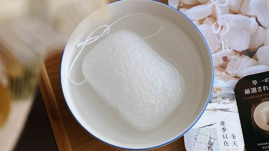 洗顏海綿日常使用時，只需置放於冷溫水中，待吸水膨脹軟化後方可使用。（圖／品牌提供）