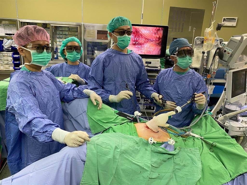 萬芳醫院大腸直腸外科主治醫師盧延榕表示，3D腹腔鏡手術可幫助病人保留肛門。（萬芳醫院提供）