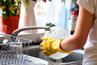 油汙碗盤怎麼洗最乾淨？主婦一面倒齊推它：省時又天然