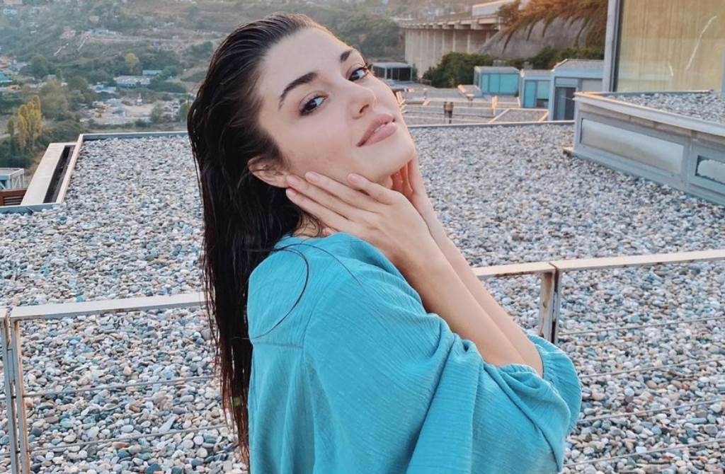 27歲土耳其女星漢德埃塞（Hande Erçel）近期因奪下「Top Beauty World」2020年度全球百大美女冠軍一炮而紅。（圖／IG@handemiyy）