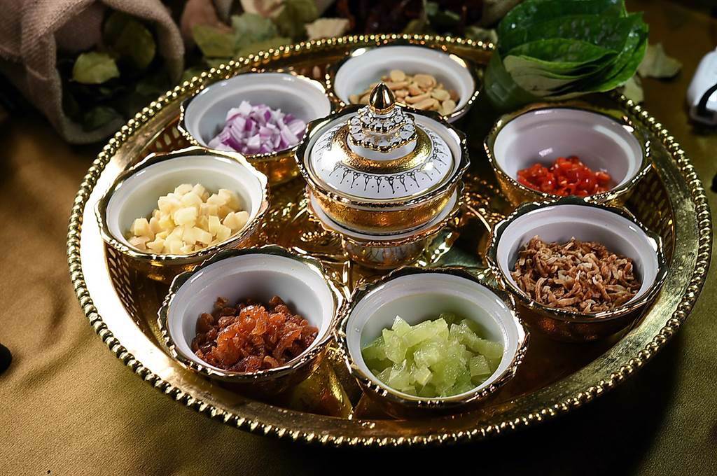 〈樂泰〉泰式餐廳的〈宮廷南洋生菜捲〉的生菜自泰國進口，餡料食材花生碎、紫洋蔥丁、薑末、蝦米、椰絲、檸檬角與辣椒等。（圖／姚舜）