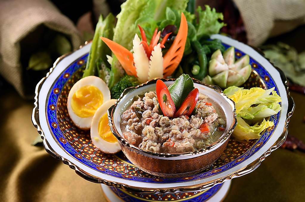 〈宮廷鮮蔬佐魚醬〉是以泰國茄子、紅蘿蔔、秋葵、楊桃豆、蘿蔓、長豆與娃娃菜，以及白綠花椰菜等時蔬菜和水煮蛋，搭配特製的「魚醬」呈現。（圖／姚舜）