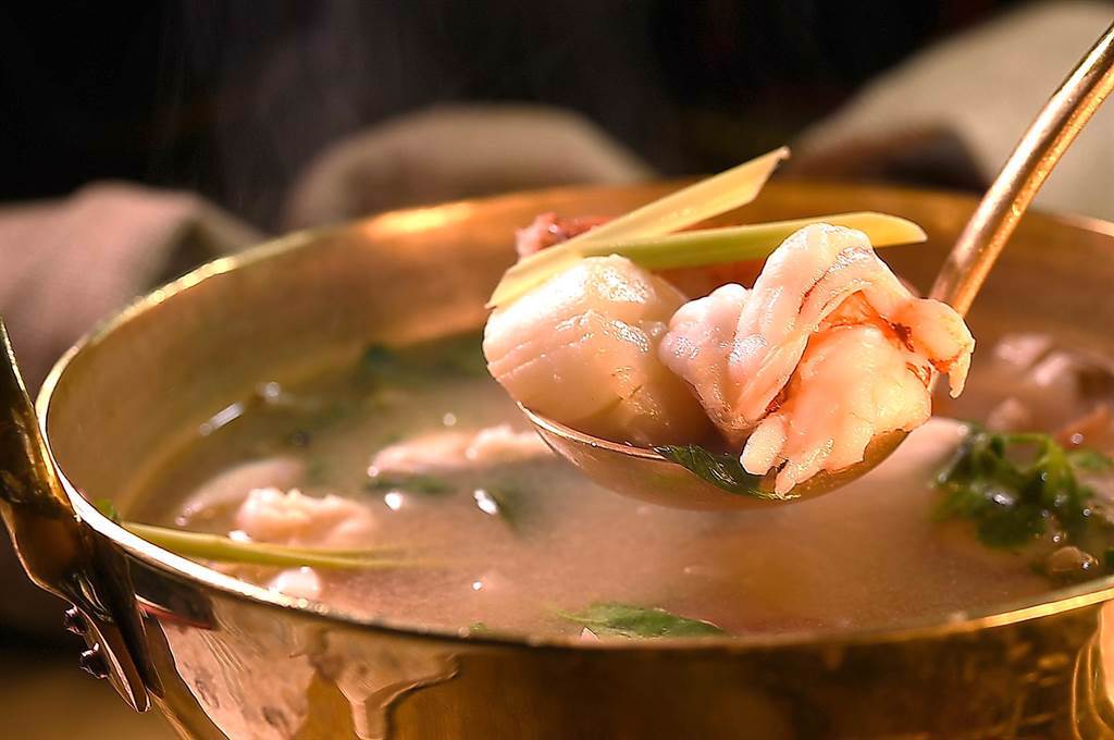 〈樂泰〉泰式餐廳的〈泰式酸辣海鮮湯〉，內有壯碩蝦肉、干貝、蟹肉、魚片和花枝，湯料豐富。（圖／姚舜）