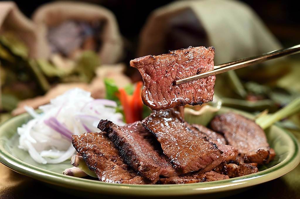 〈樂泰〉泰式餐廳的〈炭烤無骨牛小排〉，將Prime級牛小排厚切並以泰式醬汁醃漬後，炭火直烤，表層酥香、肉質柔嫩帶汁，可以美式牛排PK。（圖／姚舜）
