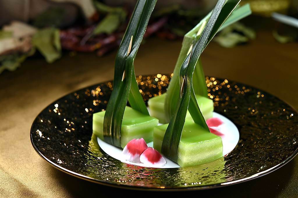 〈泰式千層糕〉是用糯米混和在來米漿和椰漿蒸製，綠色糕體是用香蘭葉自然染色，入口香Q軟糯，不會「死甜」。（圖／姚舜）