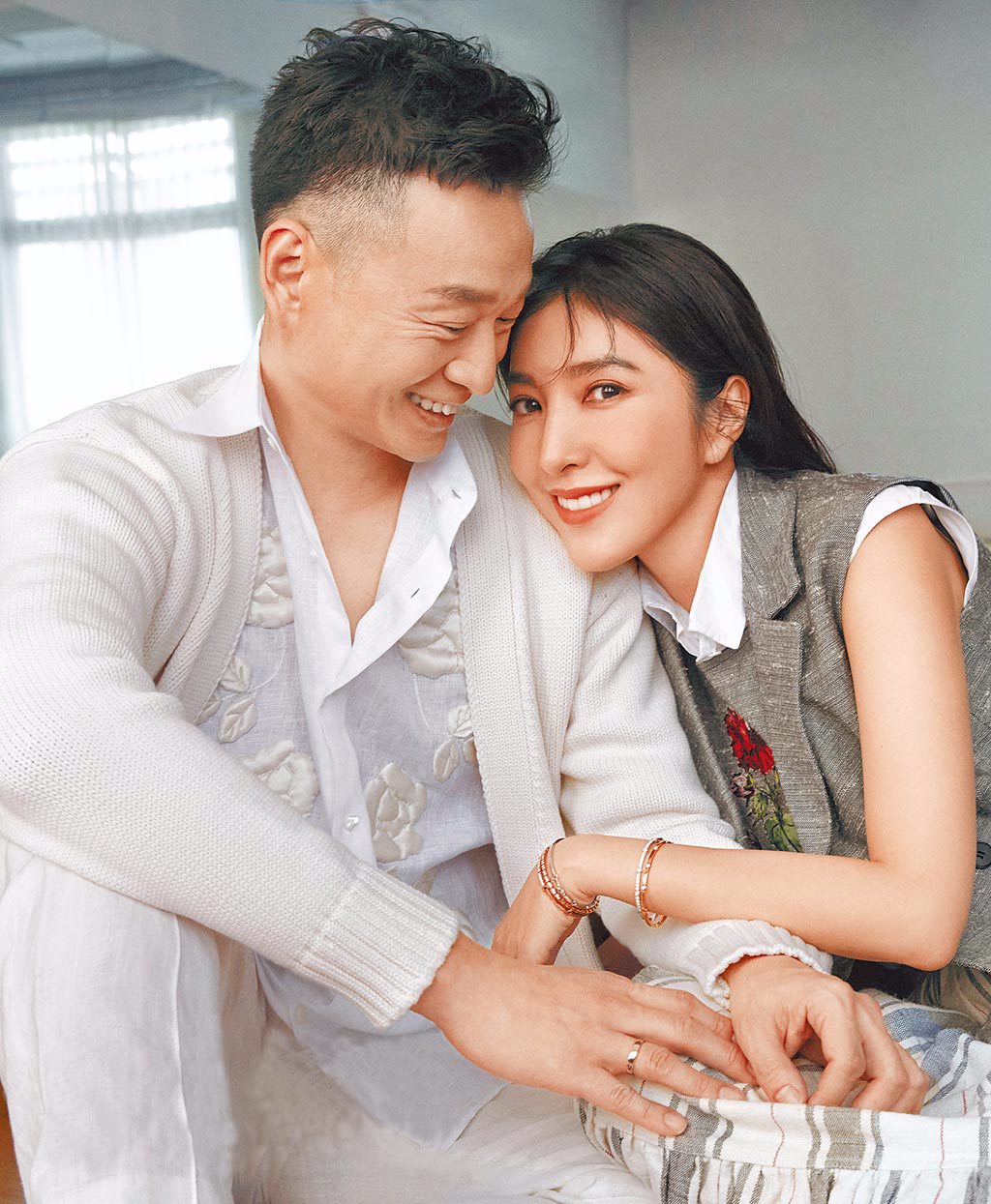 楊謹華和老公Ben婚後照樣黏踢踢,幸福模樣羨煞他人;圖中楊謹華穿DIOR、Ben穿FENDI,兩人佩戴HEARTS ON FIRE珠寶。(《Harper’s BAZAAR》提供)
