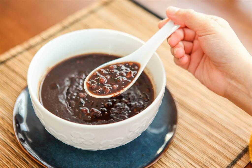 喝紅豆湯真的可以補血嗎？中醫師揭真相了。(示意圖/Shutterstock)