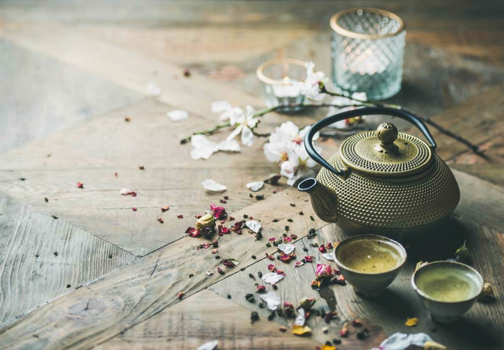 日本人的煎茶是將茶葉放入茶壺中，泡開後再分別注入各人的茶杯中，茶杯大抵比較小巧，無杯蓋，一般是瓷器而不用玻璃杯。(示意圖/Shutterstock)