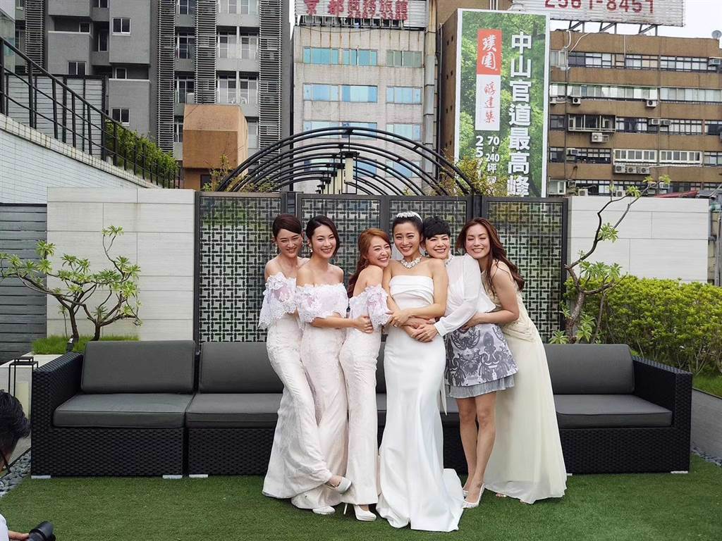 趙小僑2017年結婚時「七朵花」齊聚。（修毅提供）