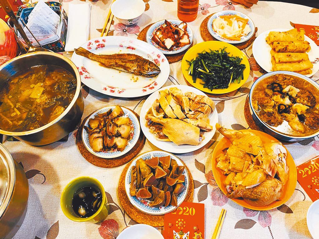 農曆新年聚餐未使用公筷母匙，一旦用餐者中有人感染，就得當心病毒性腸胃炎。（讀者提供／林周義台北傳真）