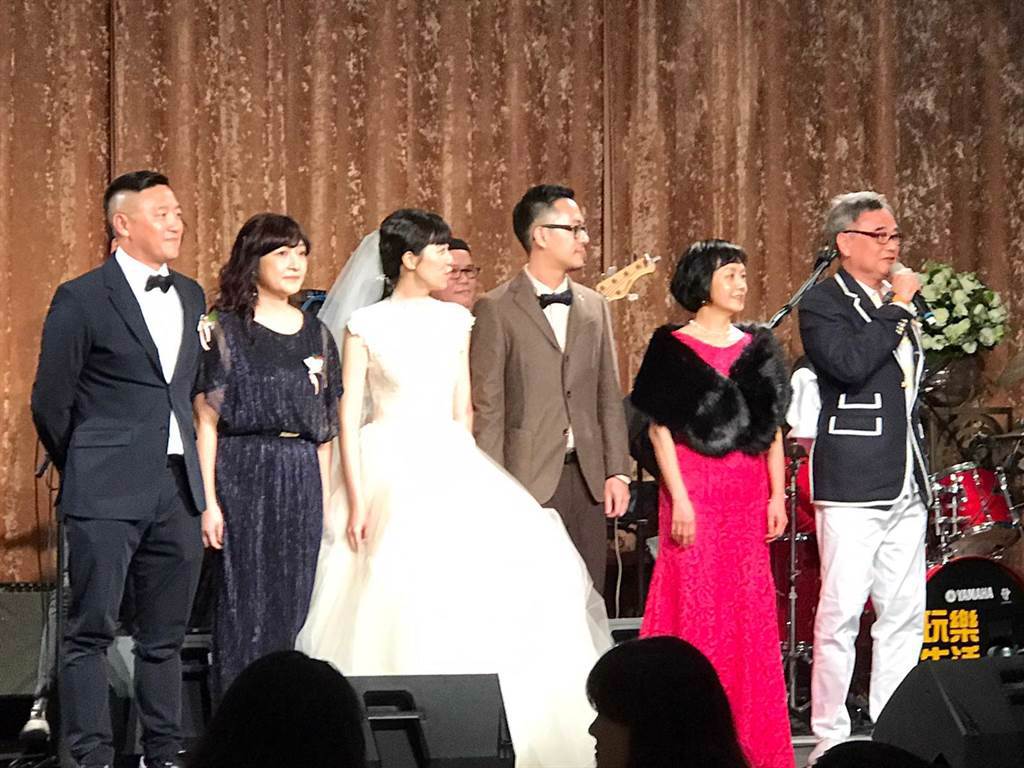 陳昇（右起）夫婦昨晚在愛子小虎舉辦婚禮。（讀者提供）