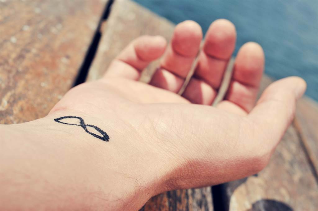 國外一名女子1年前在手腕處紋了具有象徵意涵的刺青，沒想到最近卻在自家冰箱發現相似的圖案。(示意圖/達志影像)