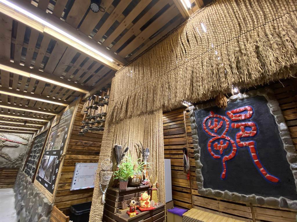位在番路鄉阿里山公路旁的鄒族逐鹿部落有新落成的傳統家屋、藝術店家及重新開放的鹿園。（呂妍庭攝）