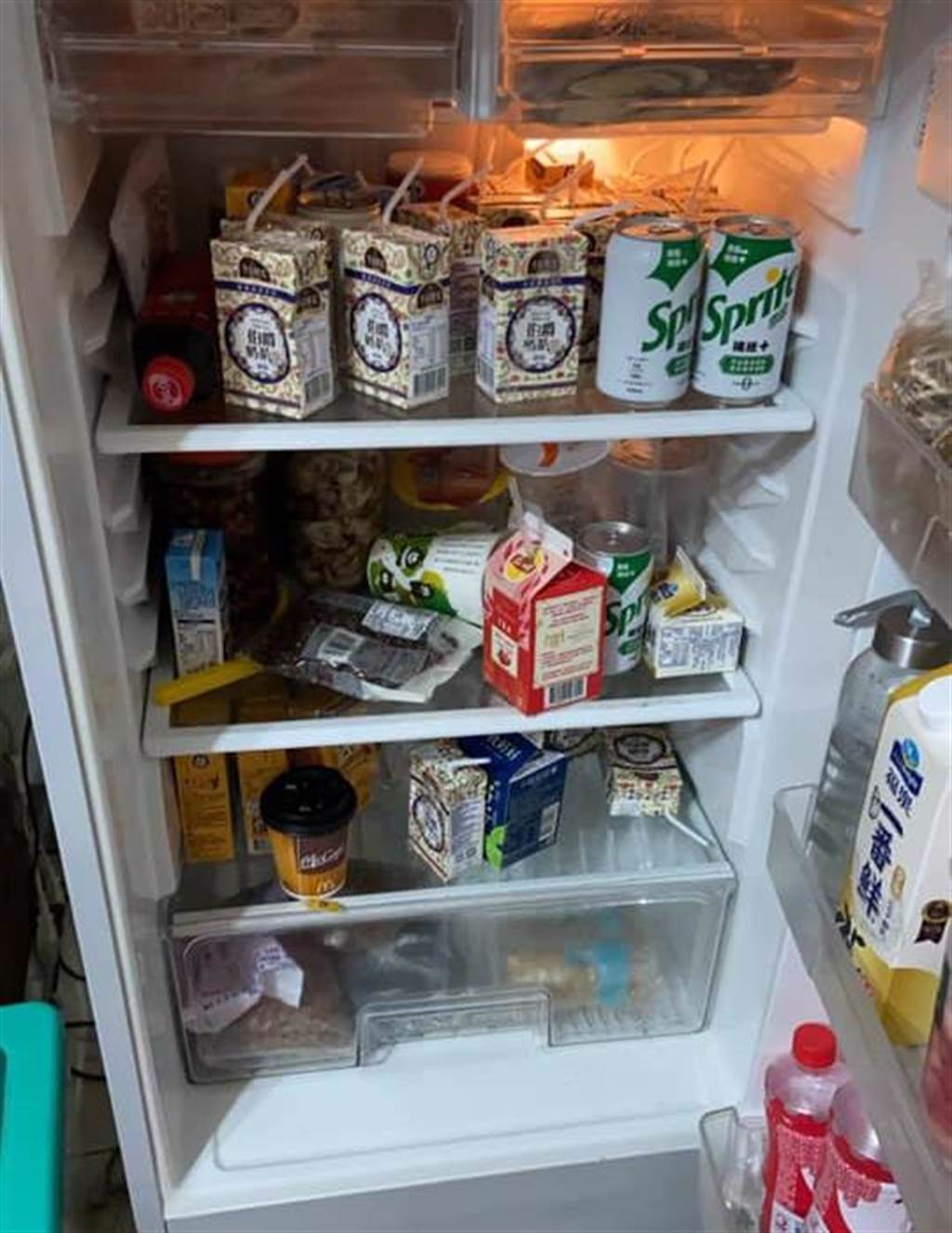 老公把喝完或沒喝完的飲料全塞在冰箱。(圖翻攝自FB/爆怨公社)