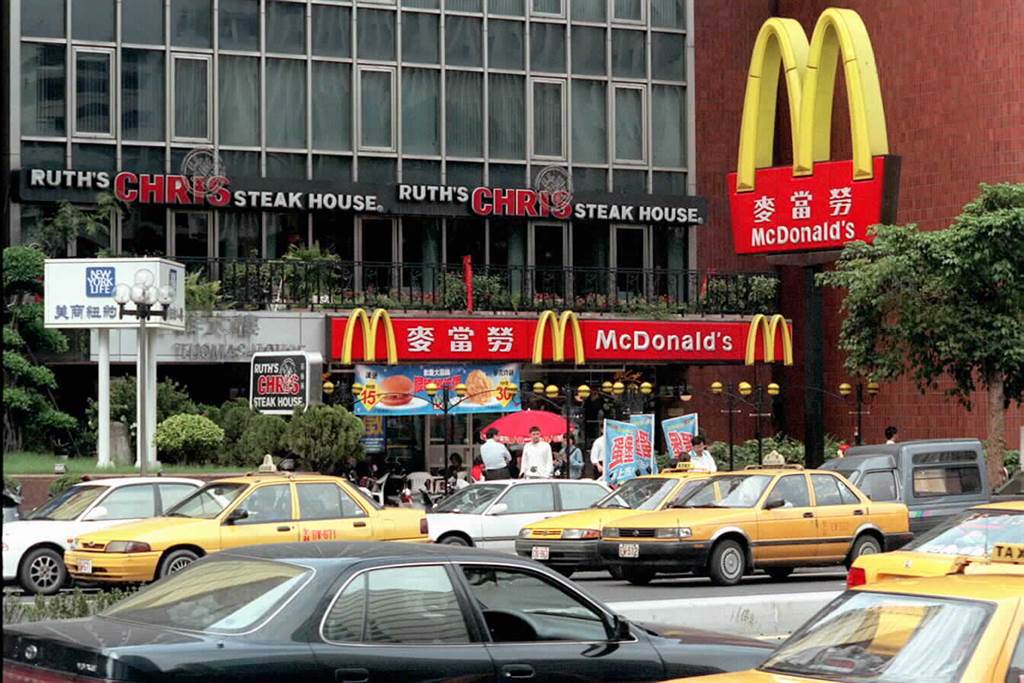 位在台北市松山區的「麥當勞民生店」平穩挺過近幾年餐飲市場的衝擊，屹立不搖37年。此圖為1998年所攝。 (資料照片 洪錫龍攝)