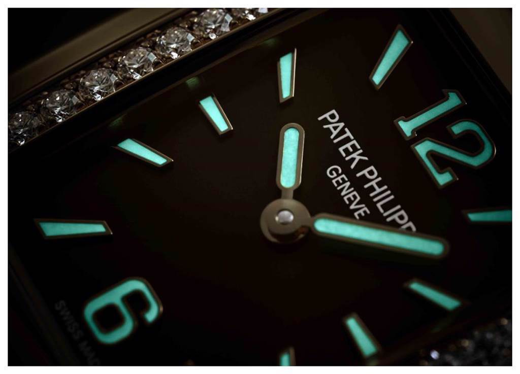 百達翡麗Twenty~4系列腕表的時標與指針皆有夜光塗層，夜晚也可清晰讀時。（Patek Philippe提供）