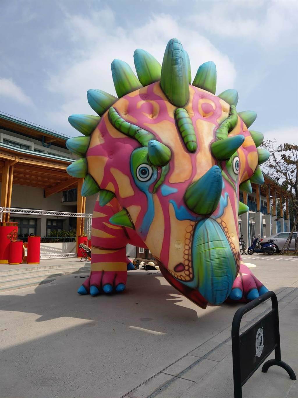 迎接春節遊客，台南左鎮化石園區派出6公尺高的充氣三角龍迎賓。（劉秀芬攝）