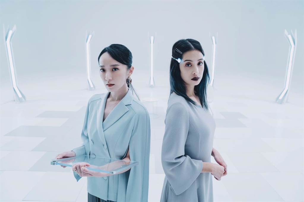 林子熙（左）與莫允雯在《2049》取景寬廣潔白諮商室，直呼：「是個冰冷的世界！」（瀚草影視提供）