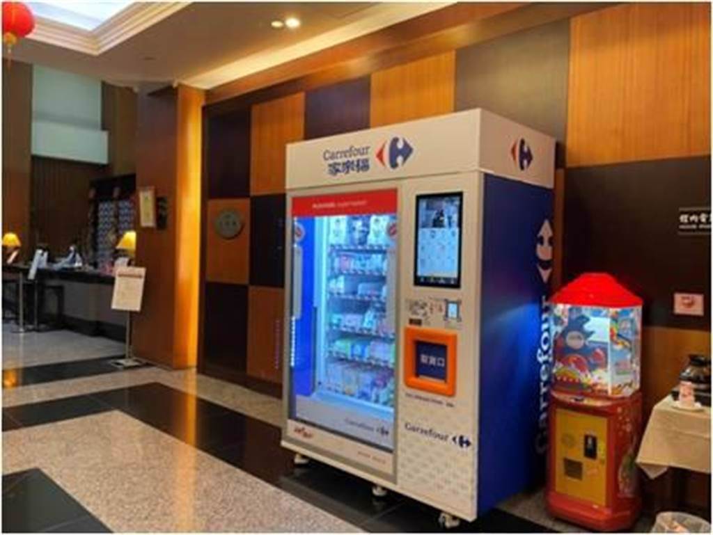 家樂福攜手林口三井Outlet與新竹福泰飯店，推出「家樂福自動販賣機」。（家樂福提供）