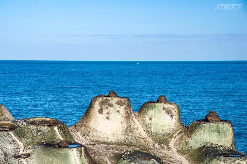 燭台石的造型挺為可愛，就位於海岸邊，風浪過大的時候還不能接近欣賞呢。(圖／行遍天下提供)