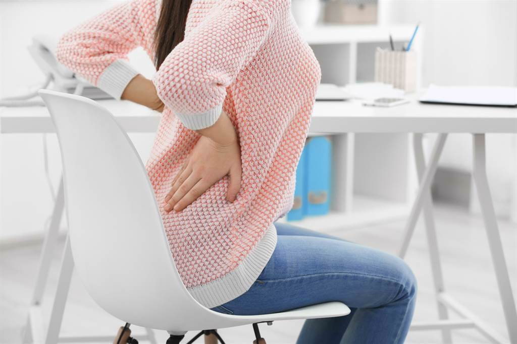 「坐」錯了難怪痛！ 簡單有效伸展操，緩解久坐後的腰酸背痛。(示意圖/Shutterstock)