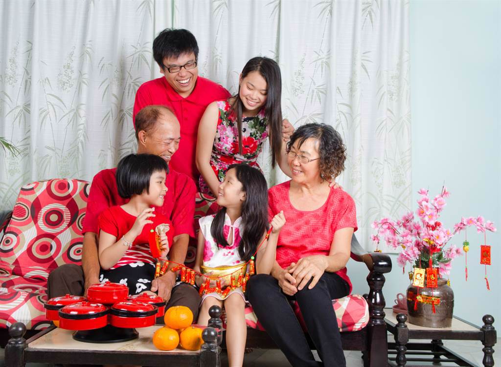 家族團聚的時刻，相處上多些貼心更愉快。像是別一直問失智長輩「我是誰?」，以免惹惱老人家。(示意圖/Shutterstock 非新聞當事人)