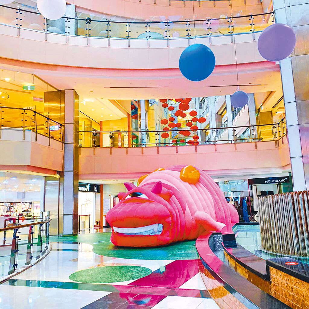 大江購物中心今年特別邀請全球藝術作品「黃色小鴨」的台灣專業製作團隊大氣層有限公司，聯手打造大型充氣膜偶「吃貨年獸」消費者打卡。（大江購物中心提供）