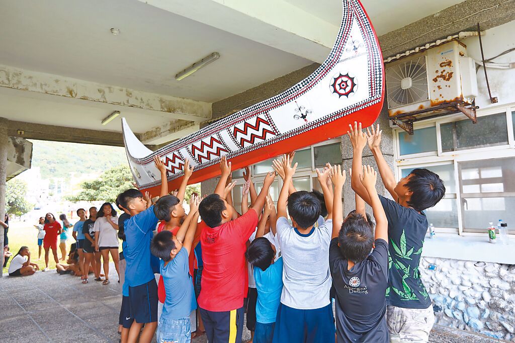 小飛魚們練習抬起大船，拋向空中數次，這是蘭嶼傳統大船下水重要儀式，讓孩子從小認識達悟族的傳統文化。「小飛魚文化展演隊」要讓孩子們跳自己的舞、講自己的話，並愛自己的文化。
