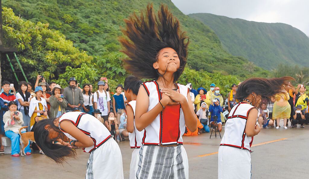 「小飛魚文化展演隊」參加在自己的家鄉「伊納萬文化祭」表演，四名女學生表演達悟族最著名的舞蹈「頭髮舞」，雙手交叉，兩腳不動，然後將頭髮甩下，展現出甩髮的力量與律動，將難得一見的達悟傳統文化呈現在旅人面前。