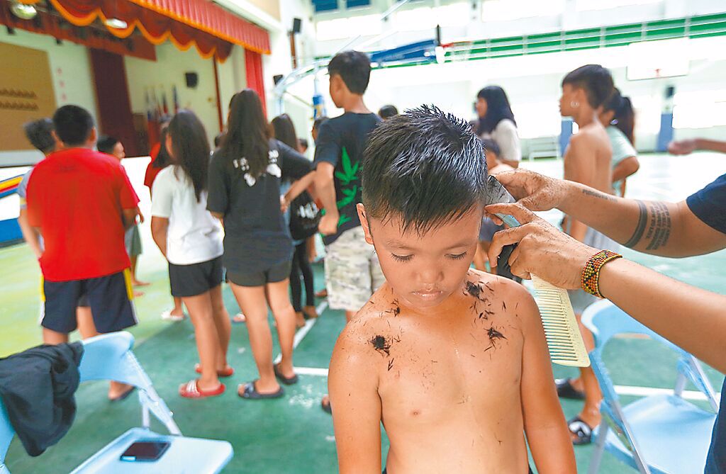 利用課後，老師們也會發揮愛心幫小朋友們輪流剪髮。