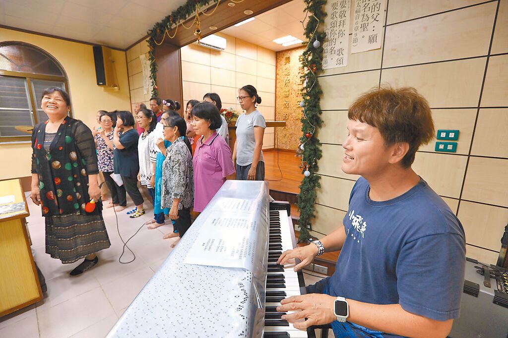 蘭嶼椰油國小老師顏子矞（右）是個虔誠基督徒，每星期都會參加「台灣基督教神召會蘭嶼分會」教會活動，從小就彈琴的他，會作詞作曲，更是教會合唱團的靈魂鋼琴手，個性溫和、謙沖有禮的他，深受教友們愛戴。
