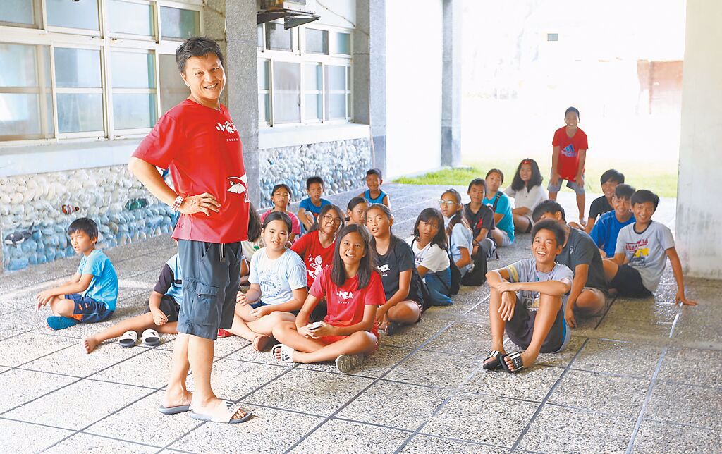 顏子矞領導的「小飛魚文化展演隊」，利用課後時間，從歌曲、舞蹈練習，讓孩子認識達悟族的傳統語言及文化。