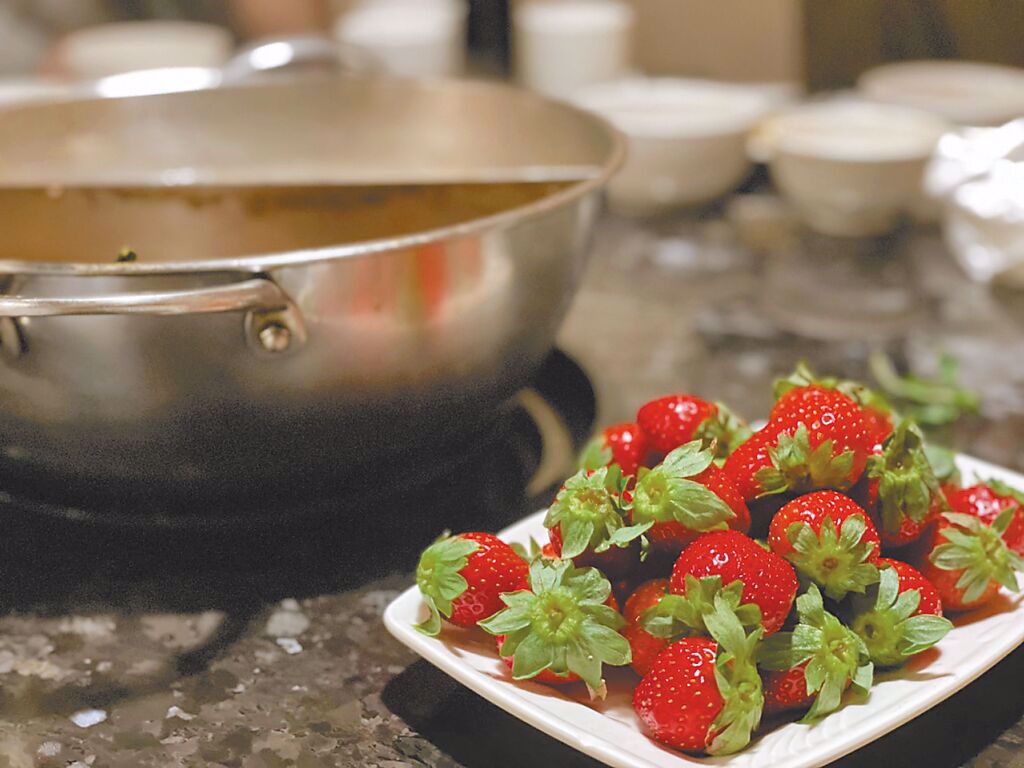 苗栗景觀餐廳「鍾鼎山林」的特色草莓火鍋。（雄獅旅遊提供）