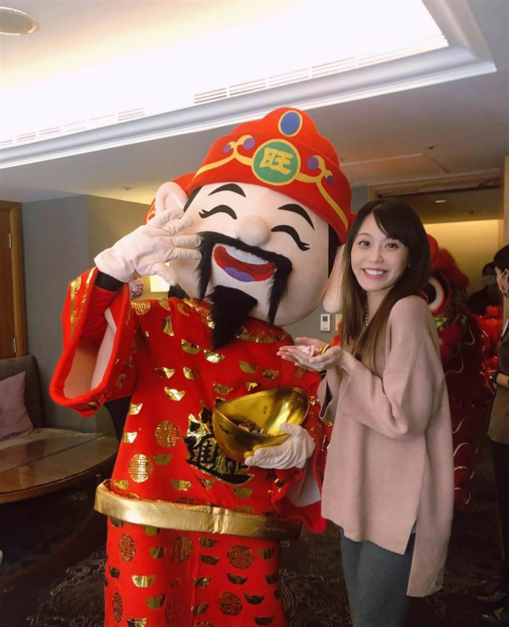 最近陳園淳驚喜曬大肚照,公開自己懷孕的喜訊,還自曝腹中胎兒性別,讓她期待當「牛媽媽」。(圖/ 摘自年代新聞陳園淳臉書)