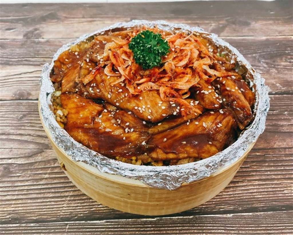 原PO所做的蒲燒鯛櫻花蝦炒飯，有網友看到照片直呼「看起來好吃到我一個人就能吃完」。(圖／Dcard)