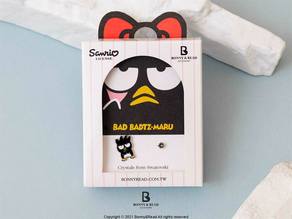 每款飾品均附三麗鷗角色紙卡與包裝盒，圖中為酷企鵝耳環。（圖／品牌提供）