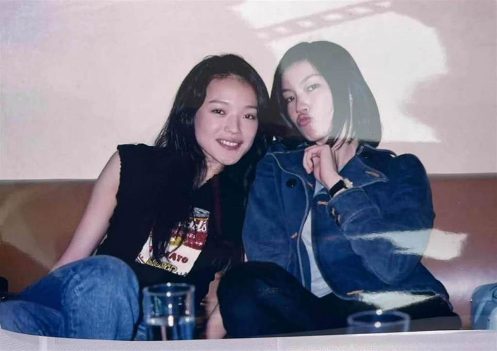 舒淇在臉書曬出19年前和林熙蕾的甜蜜合照。(圖/ 摘自舒淇臉書)