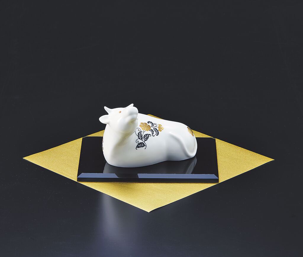 Noritake 2021牛年擺件－五福牛，融入日本傳統風味，並利用獨特技法裝飾，更顯雅緻，1萬4800元。（旺代提供）