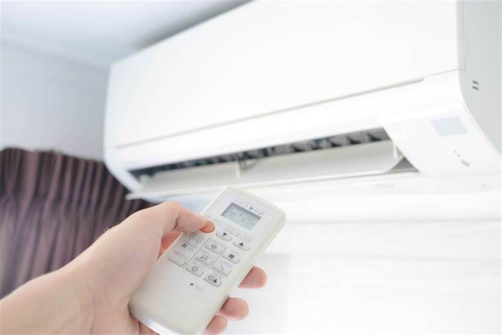 一定要徹底清潔空調，才能維持冷氣機的內部清潔，避免成了黴菌的溫床。(示意圖/Shutterstock)