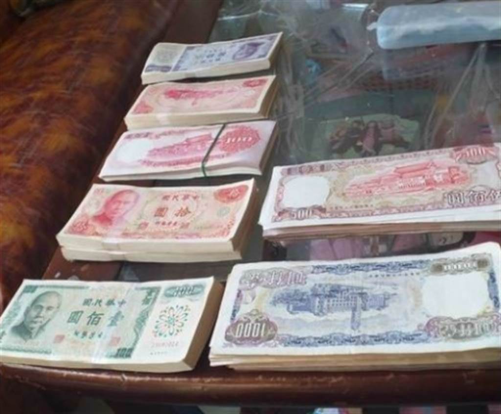 網友年前打掃，發現家中有許多疊舊鈔。（翻攝臉書）