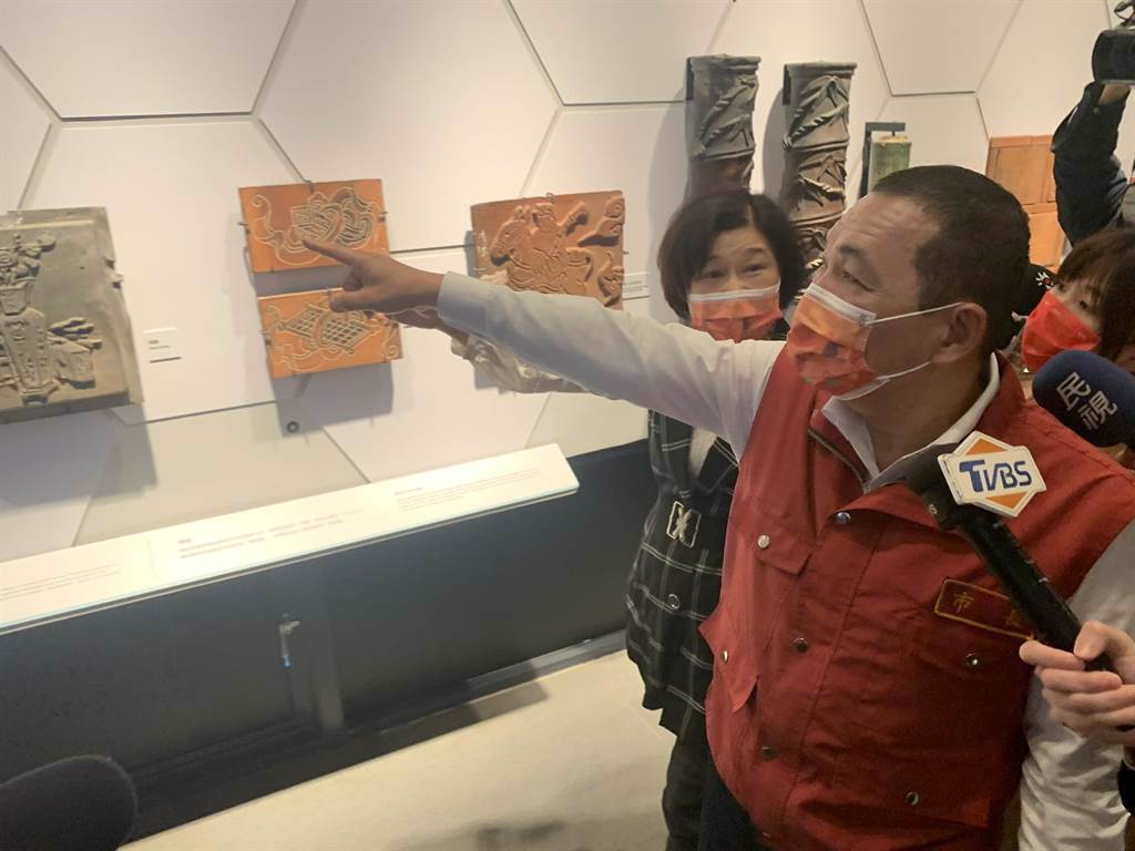 新北市長侯友宜今到陶瓷博物館視察防疫情形。（王揚傑攝）