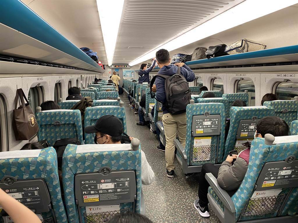 因應疫情關係，台灣高鐵已實施全面禁止飲食，不過仍有乘客會攜帶飲料上車。（報系資料照／陳祐誠攝 ）