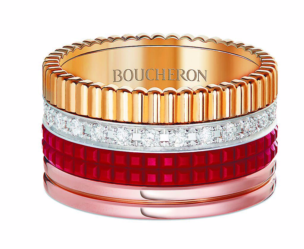 寶詩龍Quatre Red系列指環，白金、黃金、高精密紅色陶瓷鑲嵌25顆圓鑽，約30萬元。（寶詩龍提供）