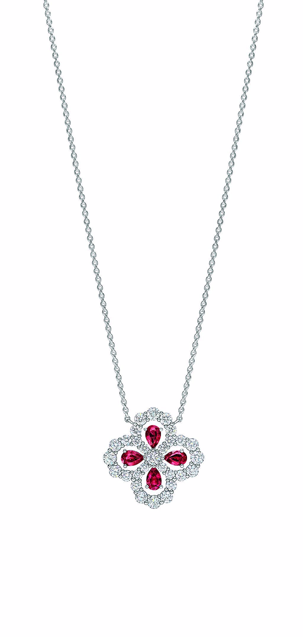 海瑞溫斯頓主打Diamond Loop系列珠寶，水滴型紅寶石構成花朵圖案，約45萬元。（海瑞溫斯頓提供）