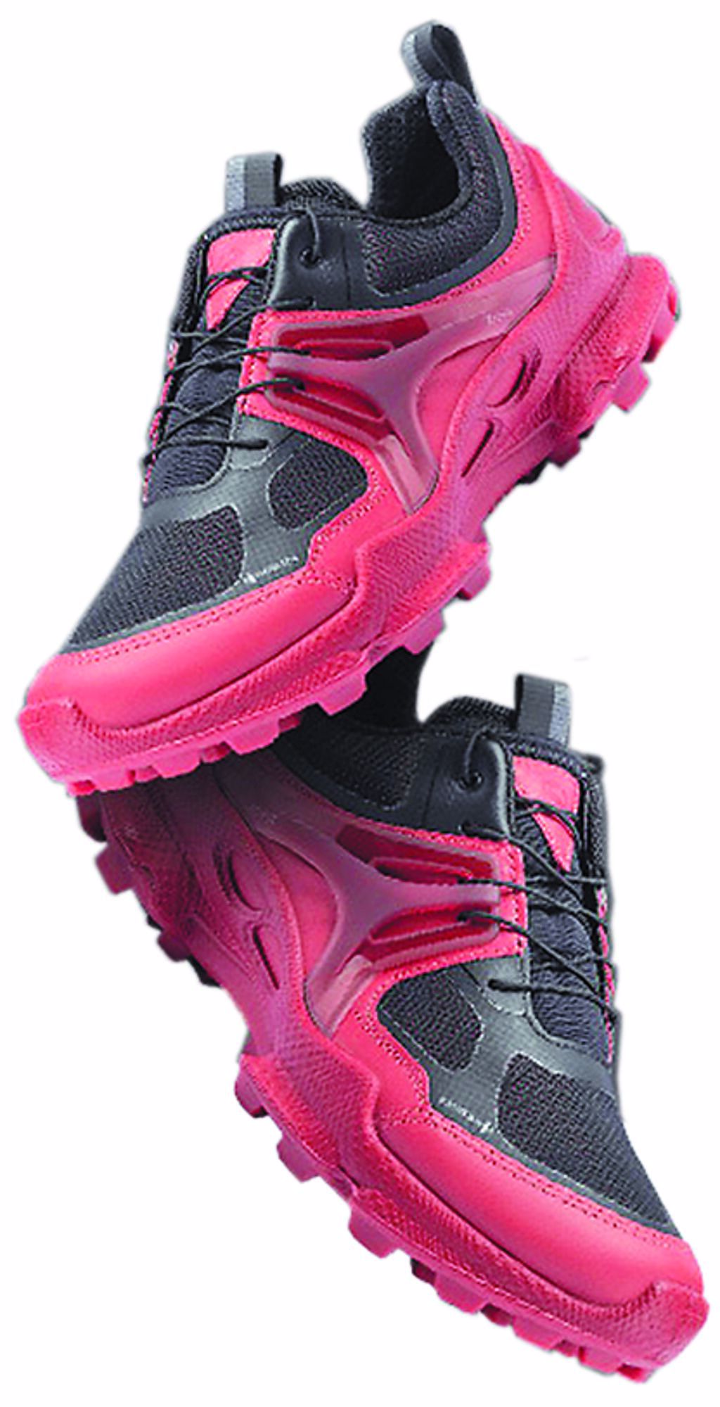迎接農曆新年，ECCO釋出應景的黑紅撞色－BIOM C-TRAIL健步C蹤跡系列鞋款，1萬1580元。（ECCO提供）