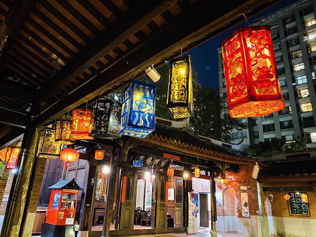 台灣民俗文物館舉辦彩繪燈籠活動，作品可參展點亮古色古香的館舍。（台中市文化局提供／陳淑芬台中傳真）