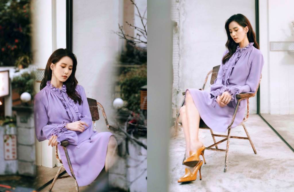 劉詩詩穿上冷色調的紫色花邊連衣裙，襯托她白裡透紅的好膚質。（圖／摘自微博@诗诗的小板报 ）