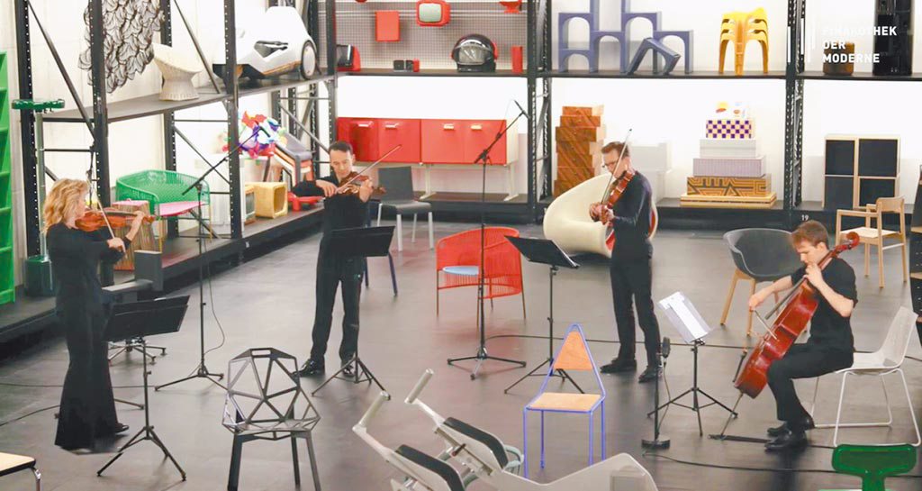 小提琴家慕特（左一）與室內樂夥伴，選擇在慕尼黑現代美術館演奏。（摘自YouTube）